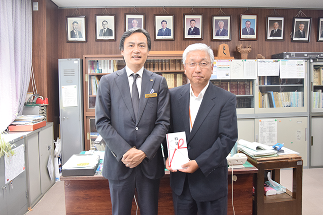 （三条市立栄中央小学校さま）みらい応援私募債発行にかかる寄贈式