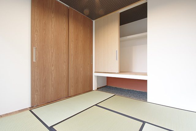 ヴィンテージスタイル・吹抜けのあるウォルナット無垢床の家 ハーバーハウス上越支店