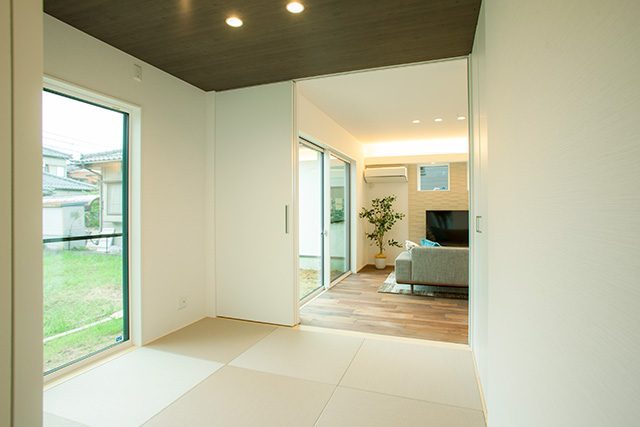 長野「２色のガルバリウム×無垢外壁！間接照明のある無垢床のLDKのお家」 ハーバーハウス上越支店