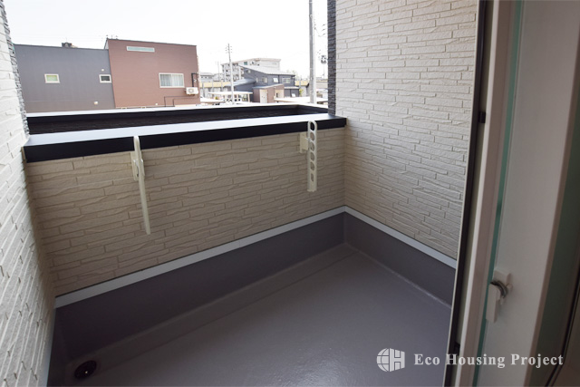 長野「シンプルモダン・フルハイトドアとウッドパネル天井のLDKのある家」 ハーバーハウス上越支店