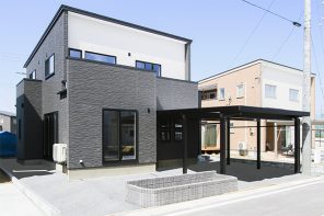 長野「モダンスタイル・ブルーのおしゃれな玄関ドアの家」 ハーバーハウス長野支店