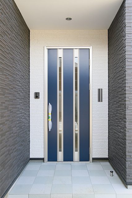 長野「モダンスタイル・ブルーのおしゃれな玄関ドアの家」 ハーバーハウス上越支店