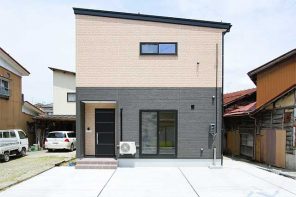 長野「2トーン外壁×ダークフロアのクールモダンハウス」 ハーバーハウス長野支店