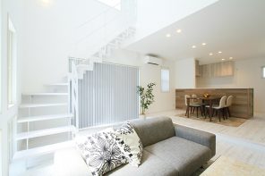 長野「フレンチモダン・南欧風内装と、鉄骨階段の広々明るいリビングの家」 ハーバーハウス長野支店