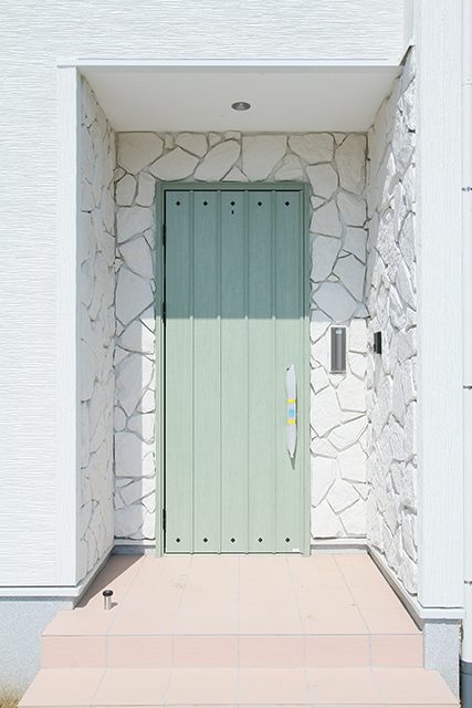 長野「フレンチモダン・南欧風内装と、鉄骨階段の広々明るいリビングの家」 ハーバーハウス上越支店