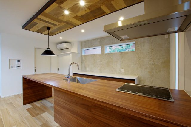 デザインキッチンを採用した鉄骨×無垢の家 ハーバーハウス上越支店